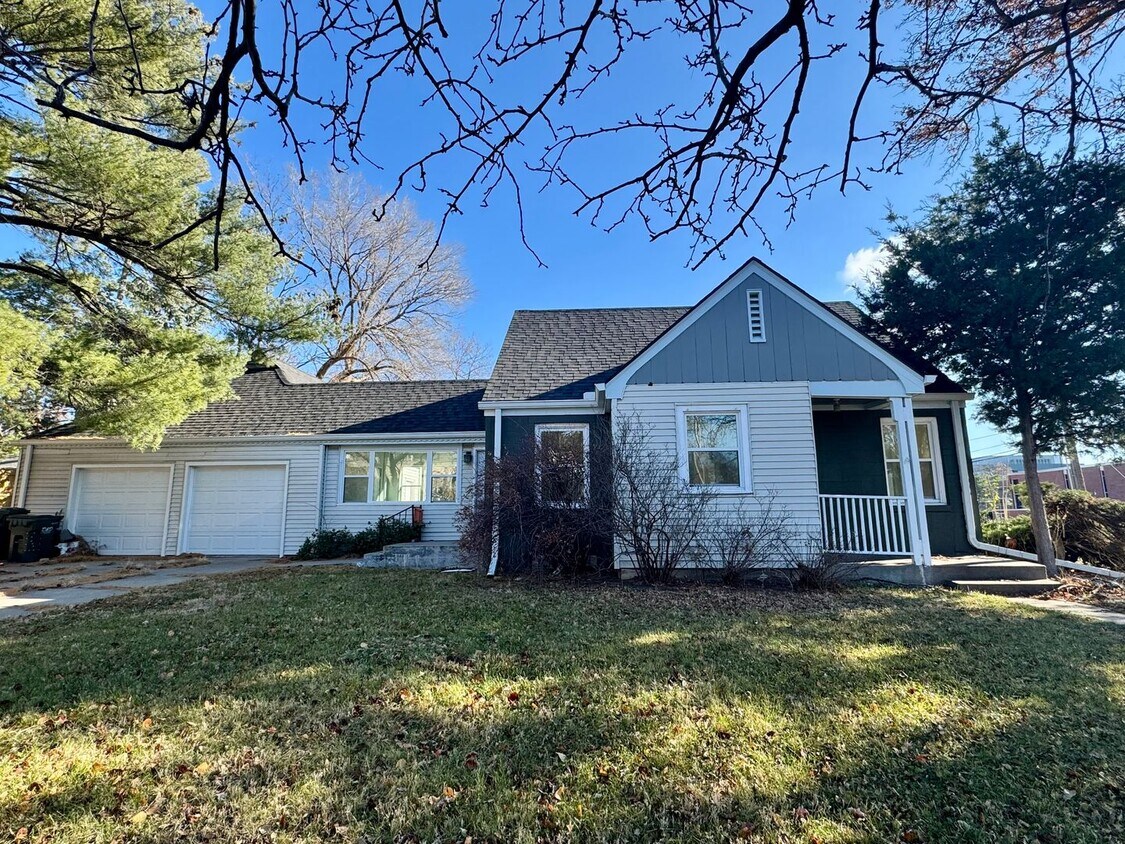 Foto principal - UPDATED 3 bed, 2 1/2 bath in central Lincoln