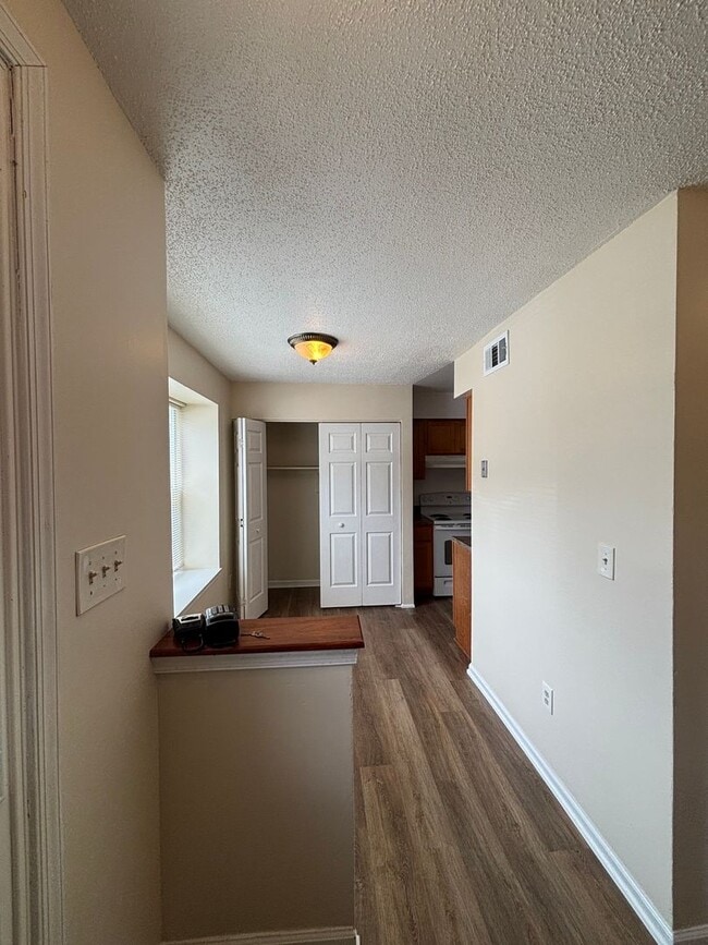 Building Photo - Beautiful 3 bedroom 1.5 Bath Fully Remodel...