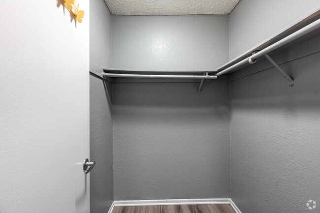 1BR, 1BA - 750SF - Closet - Rollingwood