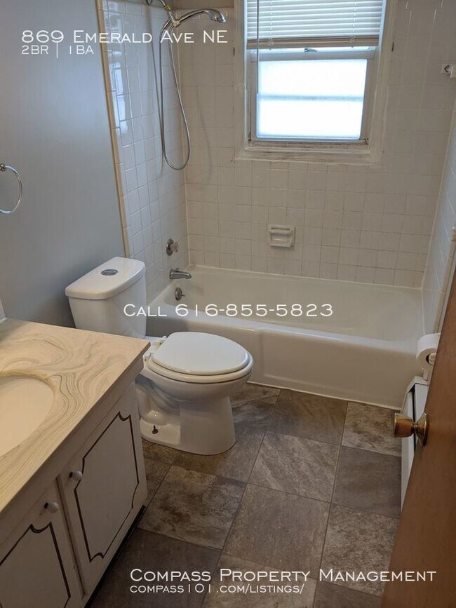Foto del edificio - 869 Emerald Ave NE