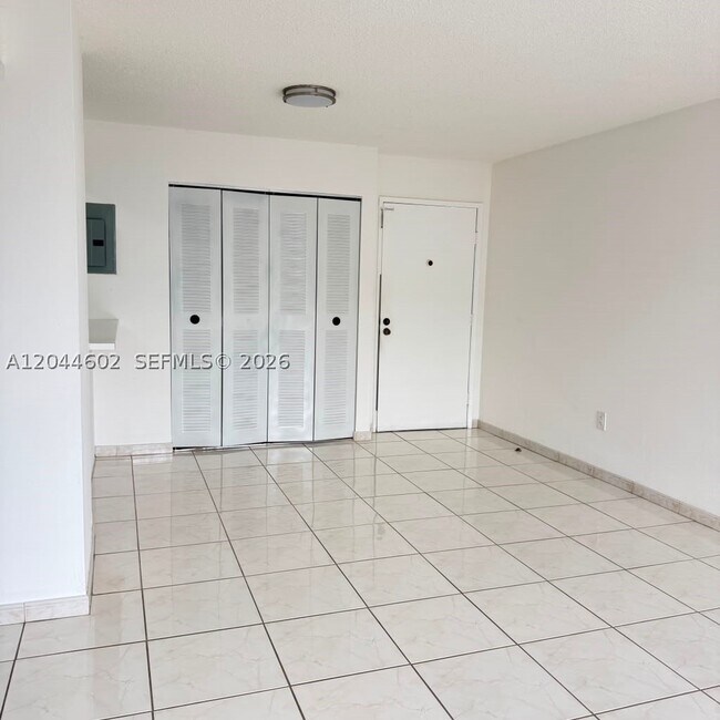 Foto del edificio - 8821 W Flagler St