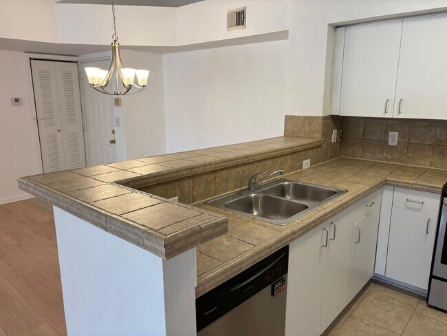 Foto del edificio - 1755 Village Blvd