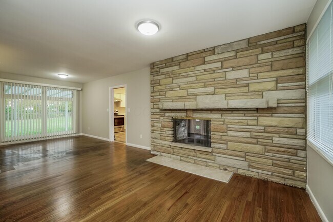 Building Photo - 414 E Clearview Ave