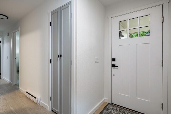 Building Photo - 2Bd/2Ba Bellevue Condo