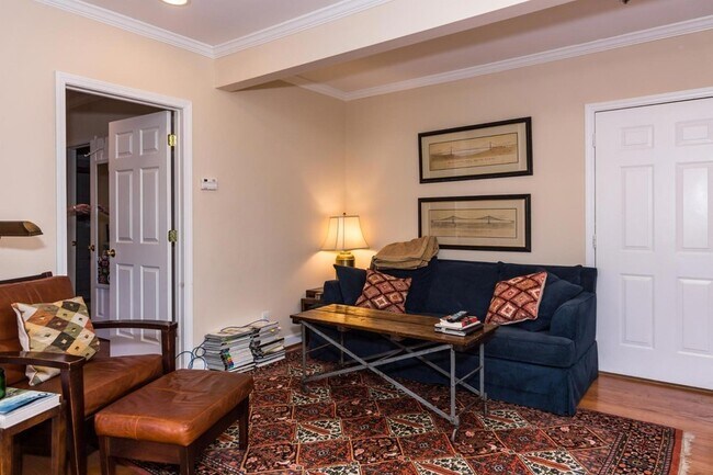 Foto del edificio - 610 Hillsborough Street Unit 204