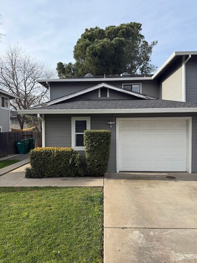 Foto del edificio - Huge Three Bedroom Townhouse with Garage and Backyard!