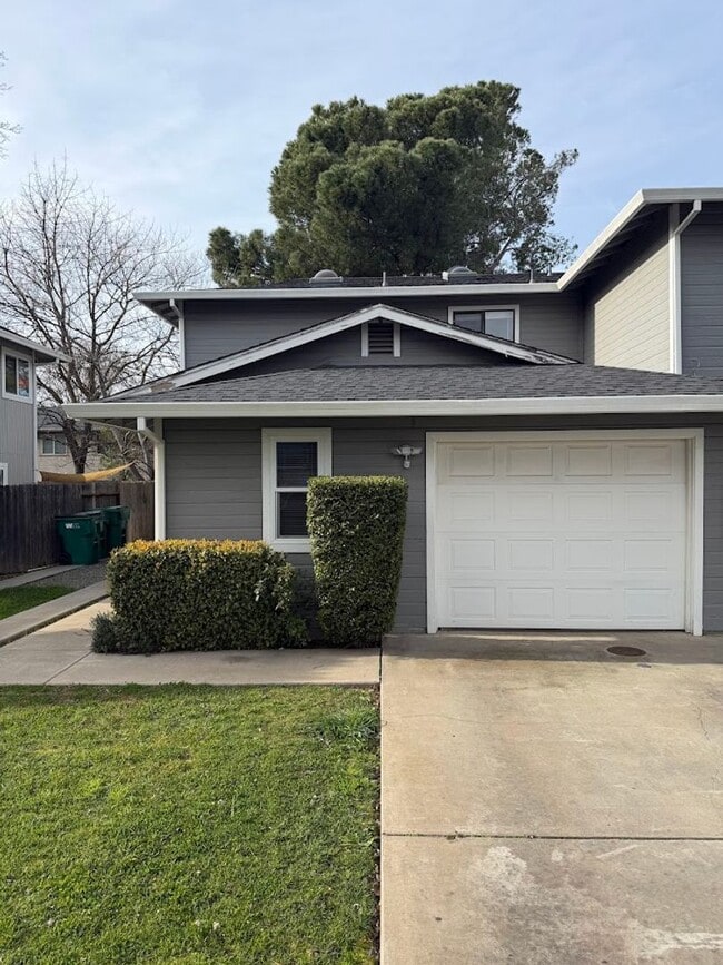 Building Photo - Huge Three Bedroom Townhouse with Garage and Backyard!