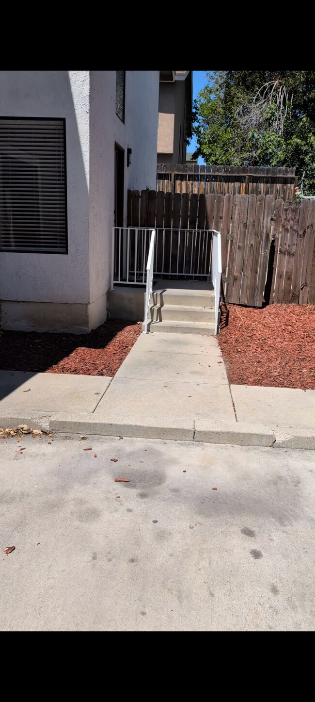 Foto del edificio - 675 Woodcrest Dr