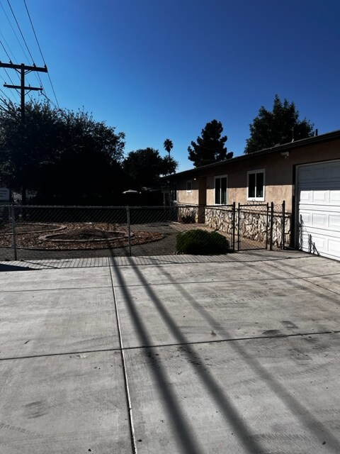 Building Photo - 8826 Ildica St