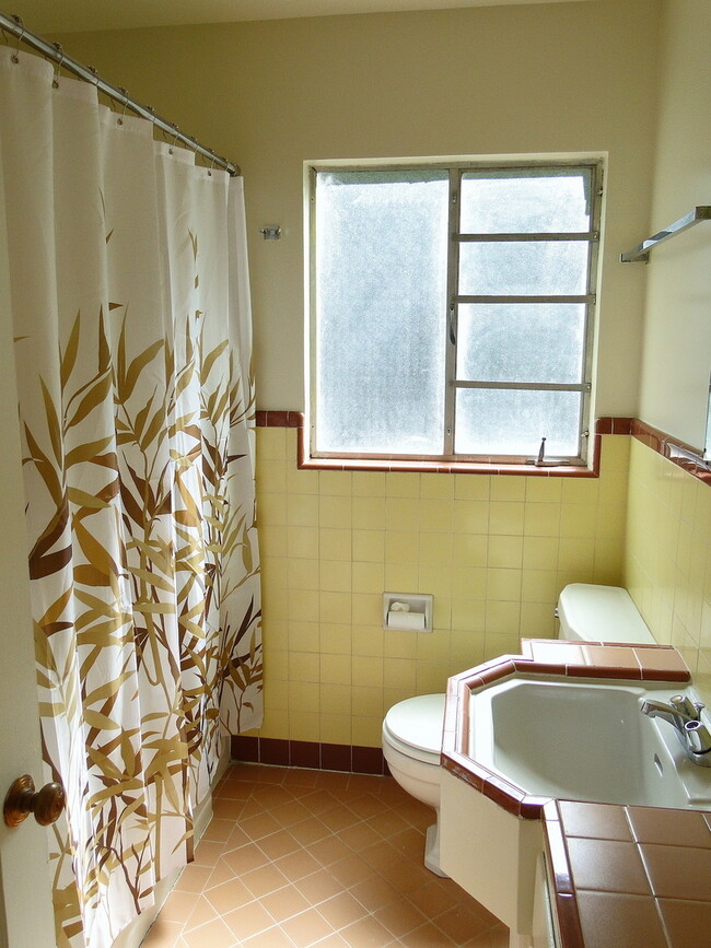 Foto del edificio - Sunny 2nd floor apt with a view near North...