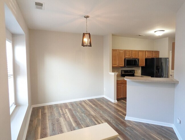Foto del edificio - Townhome Close to I-485 and Shopping/Restaraunts