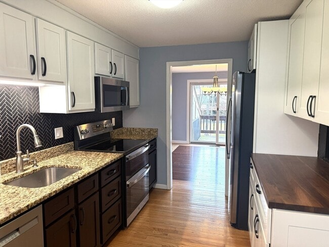 Foto del edificio - 49 Brickett Hill Cir