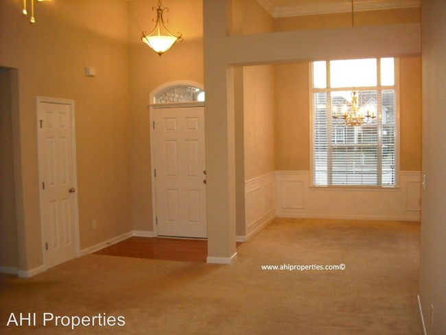 Building Photo - 1013 Stonecreek Dr