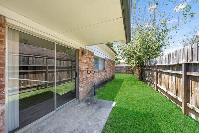 Building Photo - 1022 Sierra Shadows Dr