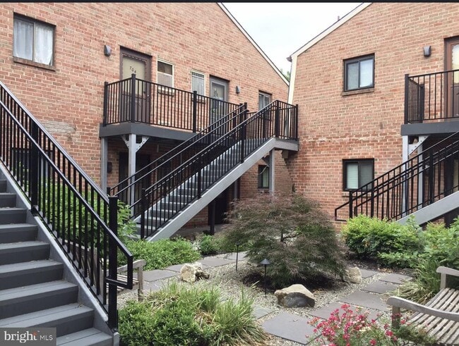 Building Photo - 423 Meadow Woods Ln
