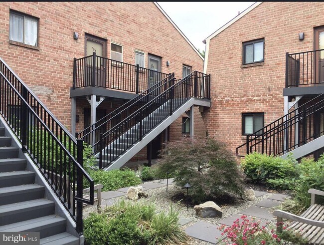 Foto del edificio - 423 Meadow Woods Ln