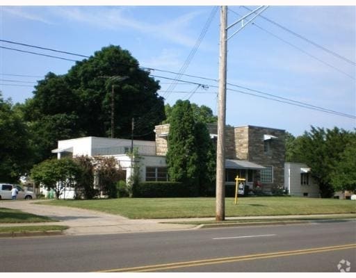 Building Photo - 2231 W Mount Hope Ave