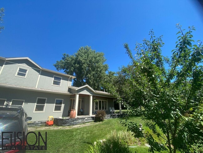 Building Photo - Large, Beautiful, Furnished Home Near the ...
