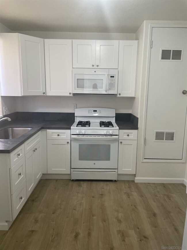 Building Photo - 2141 Flintridge Dr