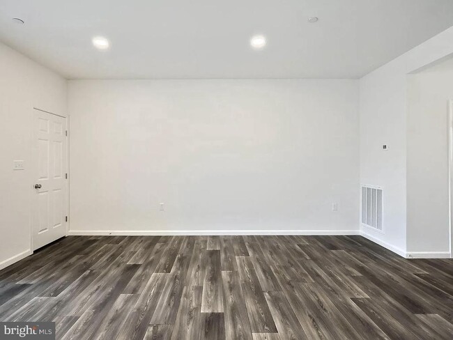 Building Photo - 7884 Briarwood Dr