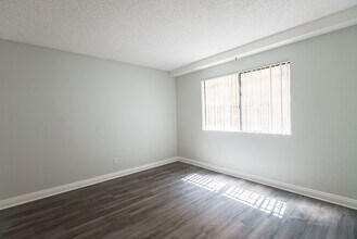 Interior Photo - 226 South Serrano