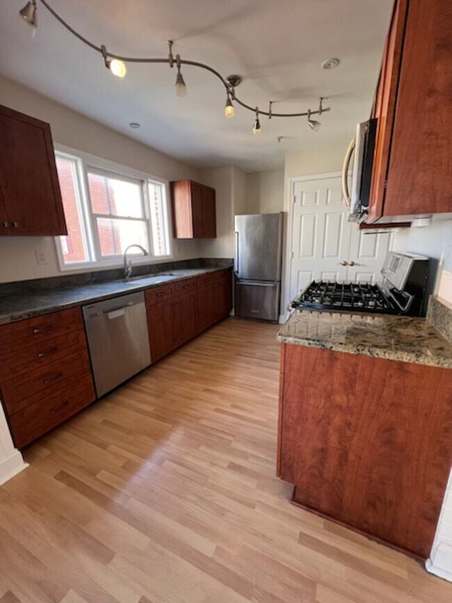 Building Photo - SPACIOUS END UNIT TH  IN  THE KENTLANDS