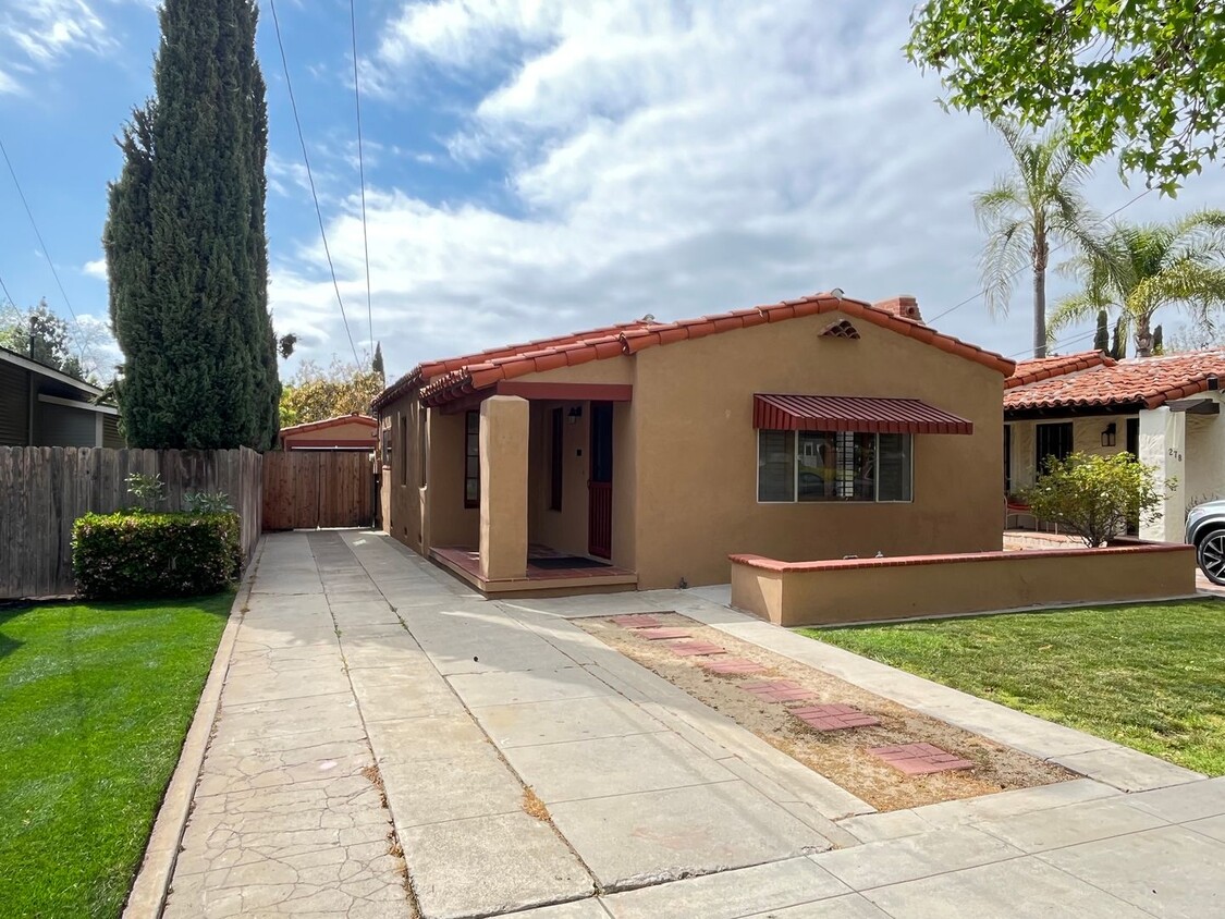 Foto principal - Adorable Spanish Style 2 Bed 1 Bath Home i...