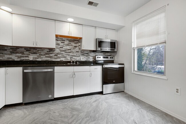 Foto del edificio - 2705 24th St NE