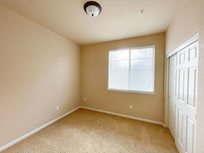 Foto del edificio - Gorgeous Natomas Condo