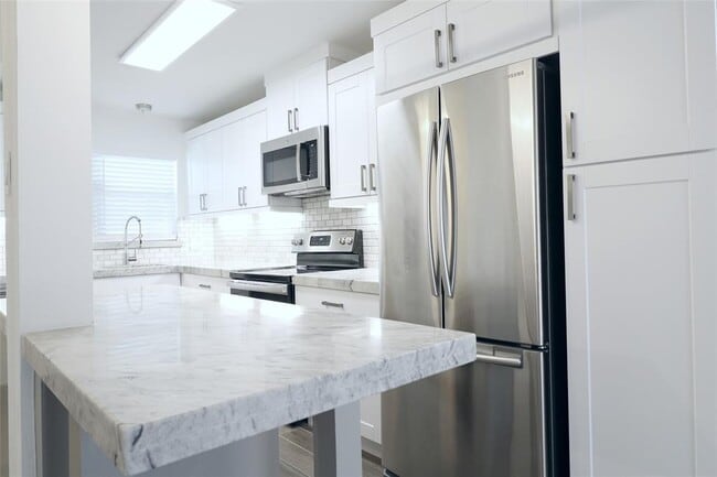 Building Photo - 614 Kipling St