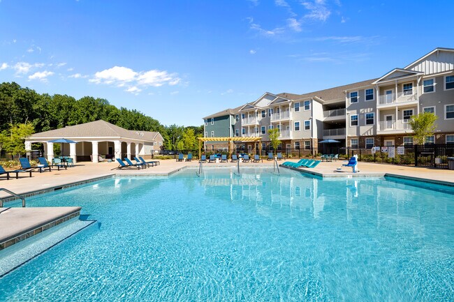 Resort Style Pool with Large Sun Shelf and In-Water Loungers - The Address Galleria