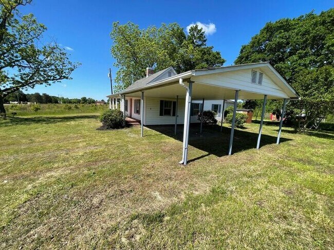 Foto del edificio - 3 Bedroom / 1 Bath Farmhouse For Rent in R...
