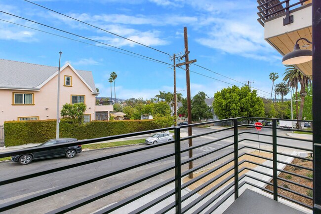 Building Photo - 571 N Mariposa Ave