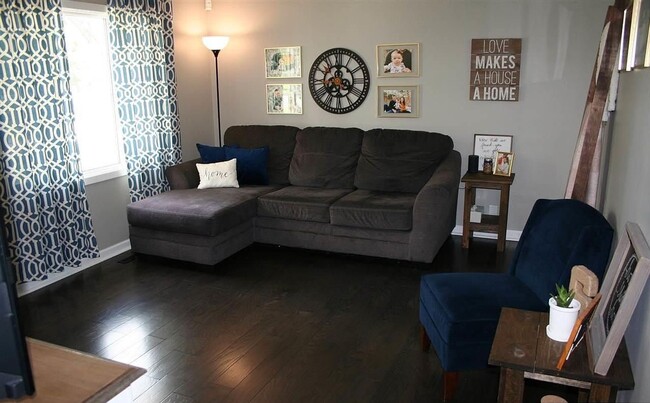 Building Photo - Charming home -  Coming open JUNE 15TH