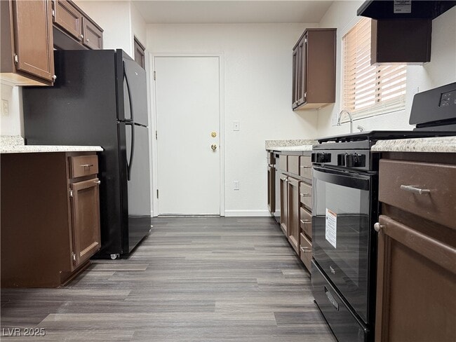 Building Photo - 10101 Hemet Dr