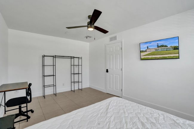 Building Photo - 303 NE Solida Cir