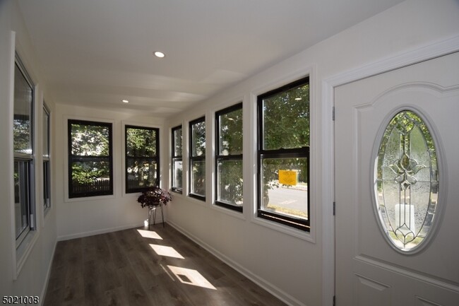 Building Photo - 18 Baltusrol Way