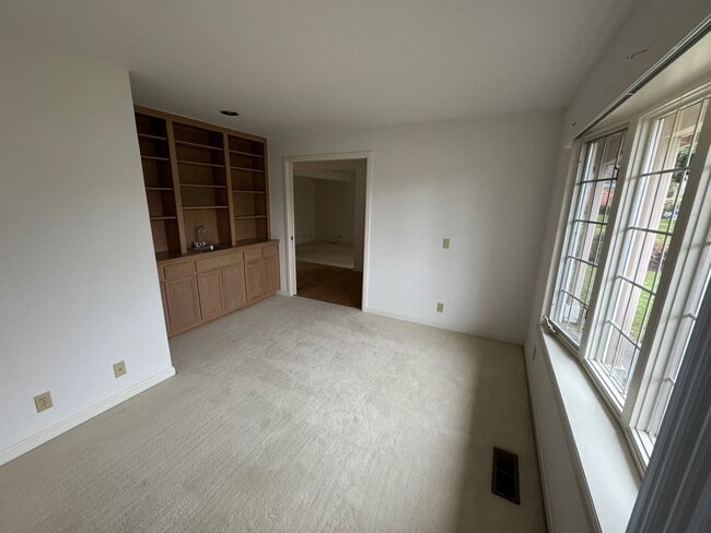 Building Photo - Quiet 4 bed 2.5 bath + Den home in Amherst...