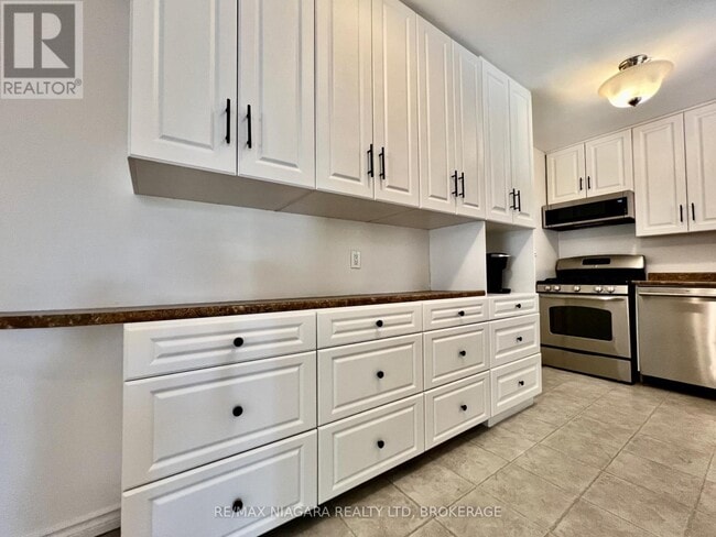 Building Photo - 7253 Thornhill Crescent