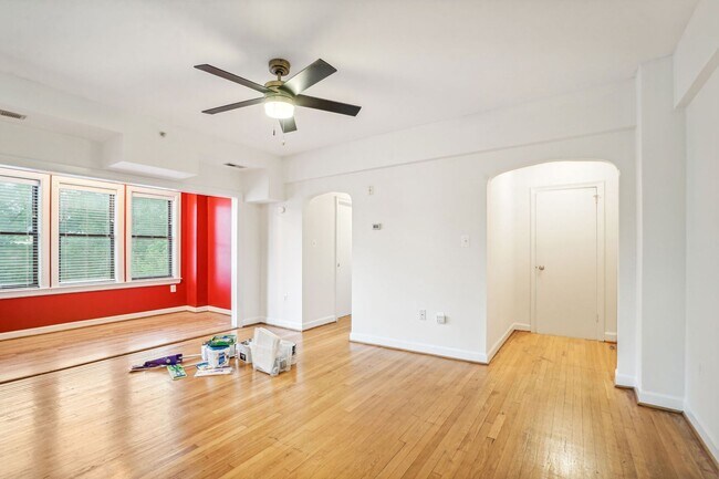 Building Photo - Available Now! 1 bed/ 1 bath in a light-fi...