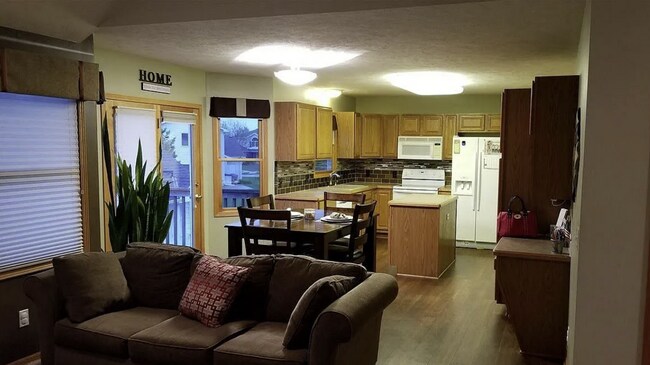 Foto del edificio - 5 Bedroom Single Family Home.  Great Location!