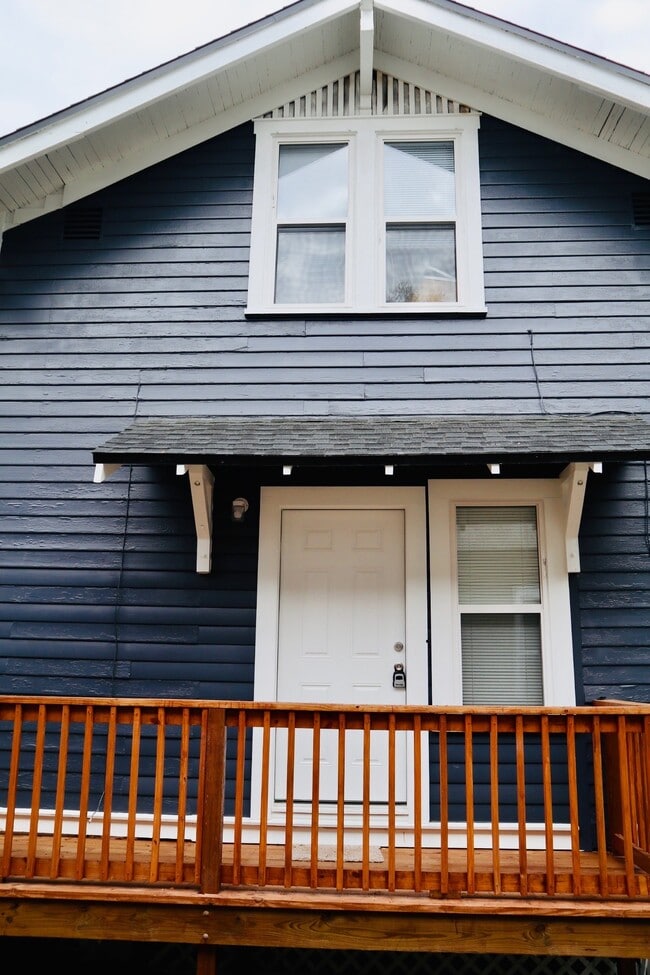Building Photo - Adorable 1/1 on North Stone Street, $1,200...
