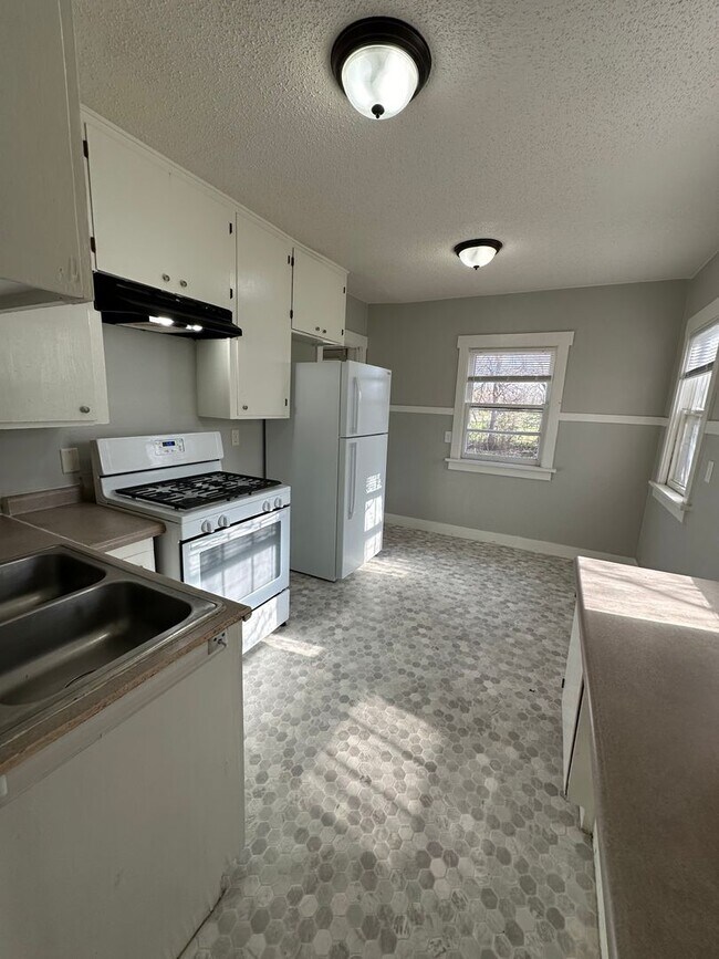 Building Photo - 2 bed, 1 bath home for rent in Waterloo