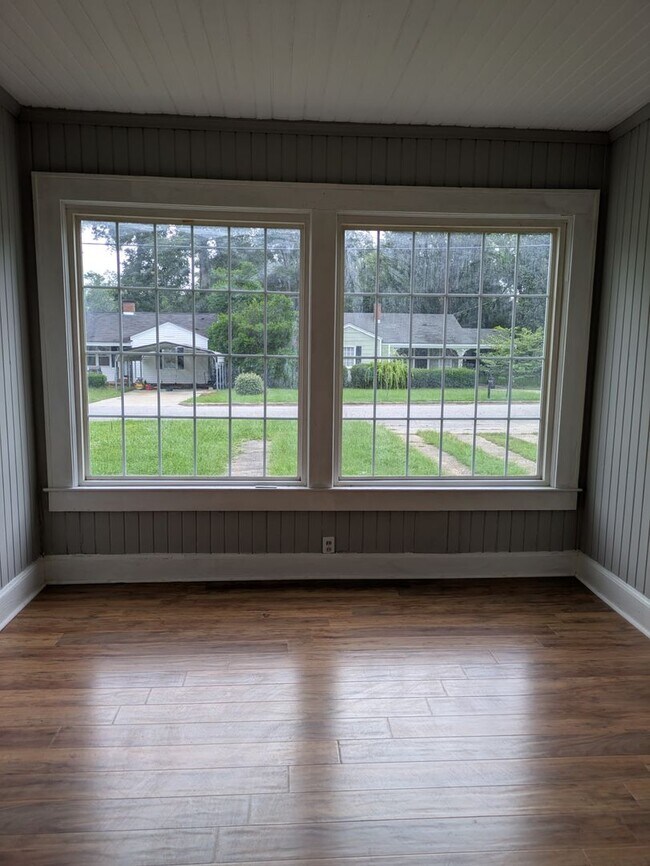 Foto del edificio - 4 Bedroom 2 bathroom home with bonus room