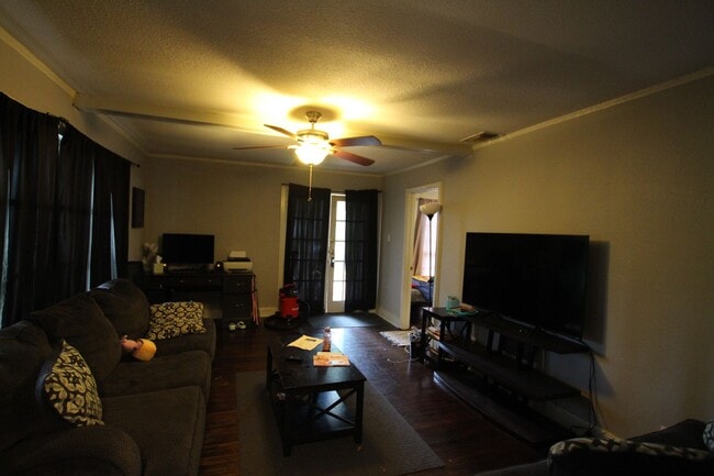 Building Photo - Coming Soon! 3 Bed 2 Bath Home! Large Corner Lot!