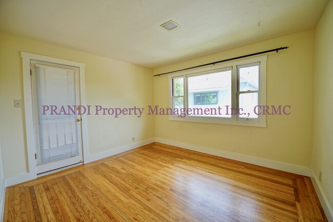 Foto del edificio - Modern End Unit Apartment in Downtown Novato