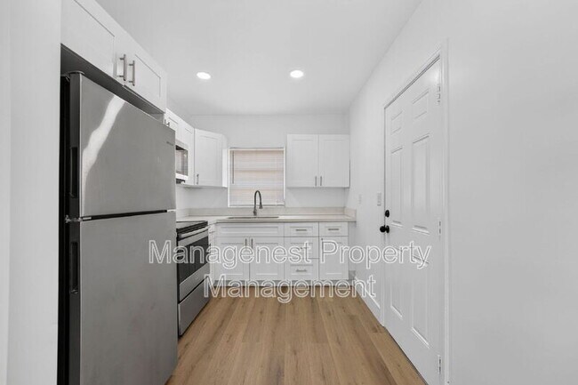 Building Photo - 614 SW 19th Ave