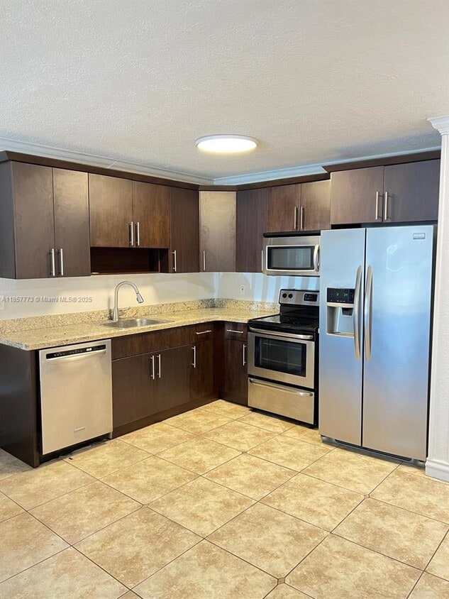 Foto principal - 7010 NW 186th St