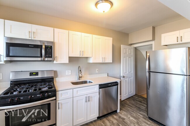 Building Photo - 3 BR, 2 BA townhome is ready for you