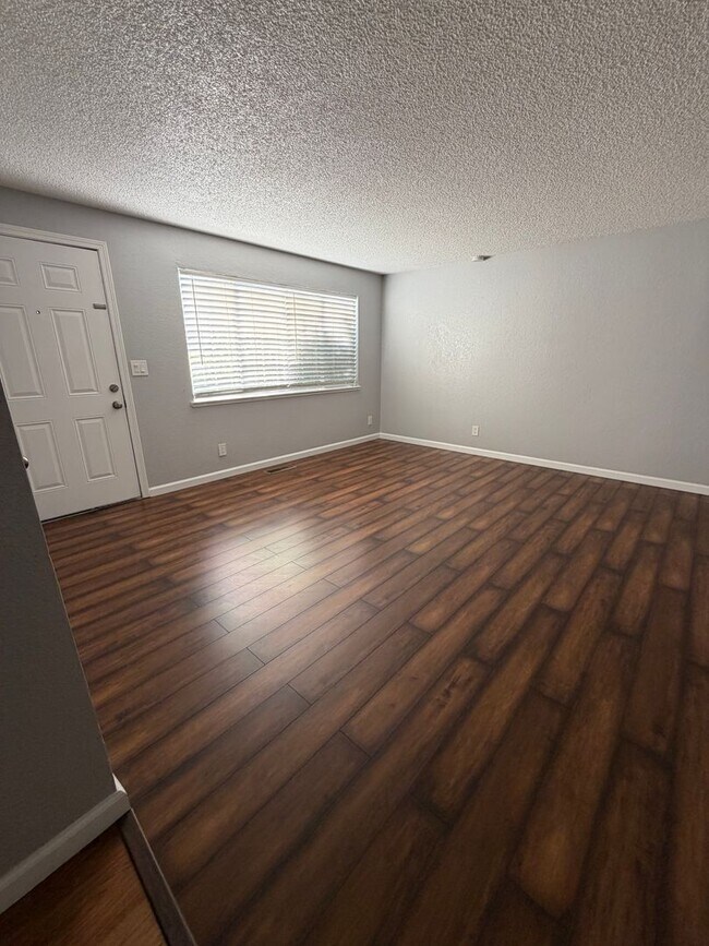 Foto del edificio - Centrally located home, clean and ready for occupany